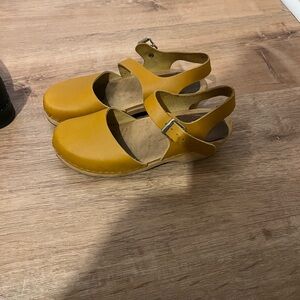 Mia ABBA Women’s Mustard Yellow Leather Clog Sandals size 7